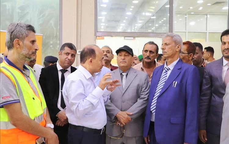 محافظ لحج ونائب وزير الصناعة يزوران مصنعي الإسمنت والمرطبات لتعزيز الاستثمار ودعم الصناعة الوطنية