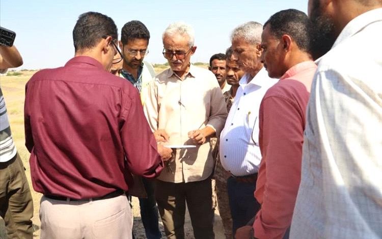 محافظ لحج يطلع على ترتيبات تنفيذ محطة الطاقة الشمسية بتمويل اماراتي