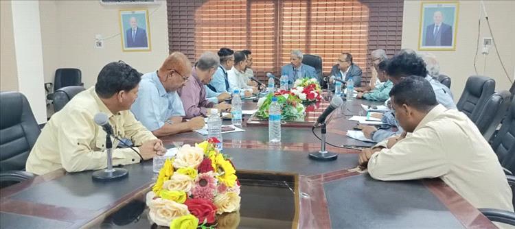 محافظ لحج يلتقي منظمة صناع النهضة لمناقشة التدخلات الإنسانية ويكرم بدرع تقديري