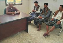 مدير عام الوضيع يناقش تشكيل اللجان المجتمعية مع المساعد الميداني لمنظمة كير بالمديرية.