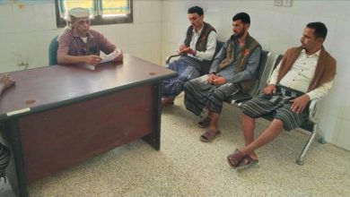 مدير عام الوضيع يناقش تشكيل اللجان المجتمعية مع المساعد الميداني لمنظمة كير بالمديرية.