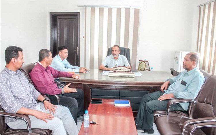 مدير عام بروم ميفع يناقش مع مديري هيئة الأراضي والأشغال العامة بالمديرية عدد من القضايا والمستجدات