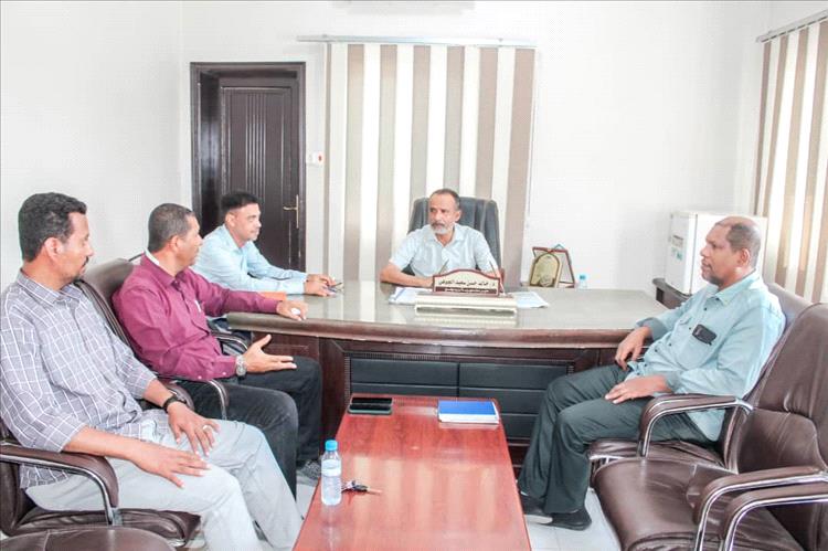 مدير عام بروم ميفع يناقش مع مديري هيئة الأراضي والأشغال العامة بالمديرية عدد من القضايا والمستجدات