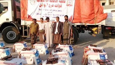 مدير عام ردفان يدشن توزيع السلال الغذائية المقدمة من قوات درع الوطن