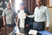 مدير عام مكتب الأشغال بشبوة يكرم نائب مدير مكتب الأشغال بمديرية نصاب نظير جهوده في الأداء