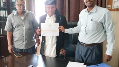 مدير عام مكتب الأشغال بشبوة يكرم نائب مدير مكتب الأشغال بمديرية نصاب نظير جهوده في الأداء