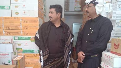 مدير عام مكتب الصناعة بشبوة ينفذ جولة ميدانية لمراقبة أسعار السلع الغذائية وأسعار الأسماك بمديرية ميفعة