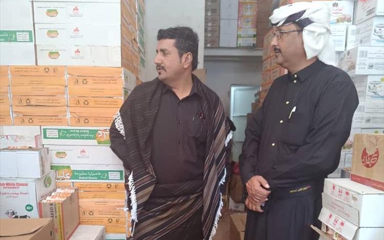 مدير عام مكتب الصناعة بشبوة ينفذ جولة ميدانية لمراقبة أسعار السلع الغذائية وأسعار الأسماك بمديرية ميفعة