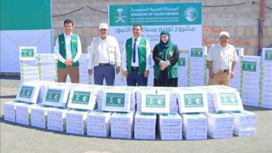 مركز الملك سلمان: يدشن توزيع 15 ألف كرتون تمور للنازحين بمحافظة مأرب