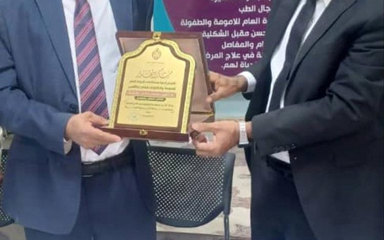 مستشفى الأمومة والطفولة بشبوة يكرم طبيب الإنسانية الدكتور محسن الشكليه تقديرًا لعطائه الإنساني والطبي