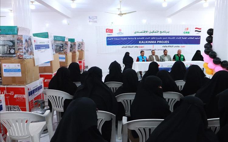 منتدى الإغاثة والبناء يسلم حقائب مهنية للمتدربات ضمن مشروع التمكين الاقتصادي في مأرب