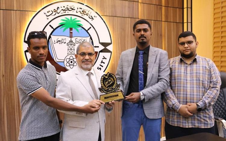 منتدى الطالب المهري بحضرموت يكرم رئيس جامعة حضرموت