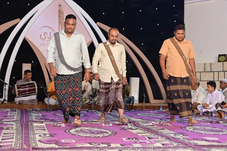 وزير الإعلام والثقافة والسياحة يكرم نادي عشاق الزربادي بدرع التميز