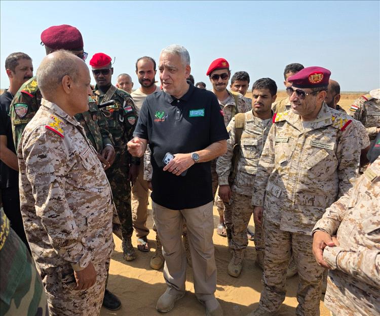 وفد عسكري رفيع يزور مقر مشروع «مسام» في ميدي ويشيد بجهوده الإنسانية في نزع الألغام
