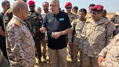 وفد عسكري يزور مقر مشروع "مسام" في ميدي بمحافظة حجة