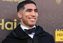 صور .. حكيمي يصل الى حفل الكاف بدراجة خاصة بسبب اصابته