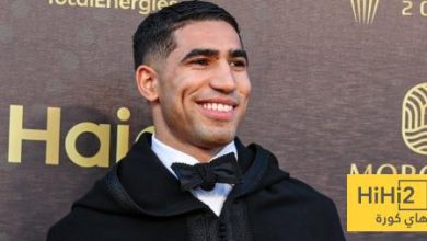 صور .. حكيمي يصل الى حفل الكاف بدراجة خاصة بسبب اصابته