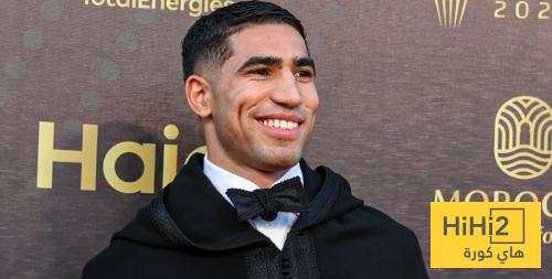 صور .. حكيمي يصل الى حفل الكاف بدراجة خاصة بسبب اصابته