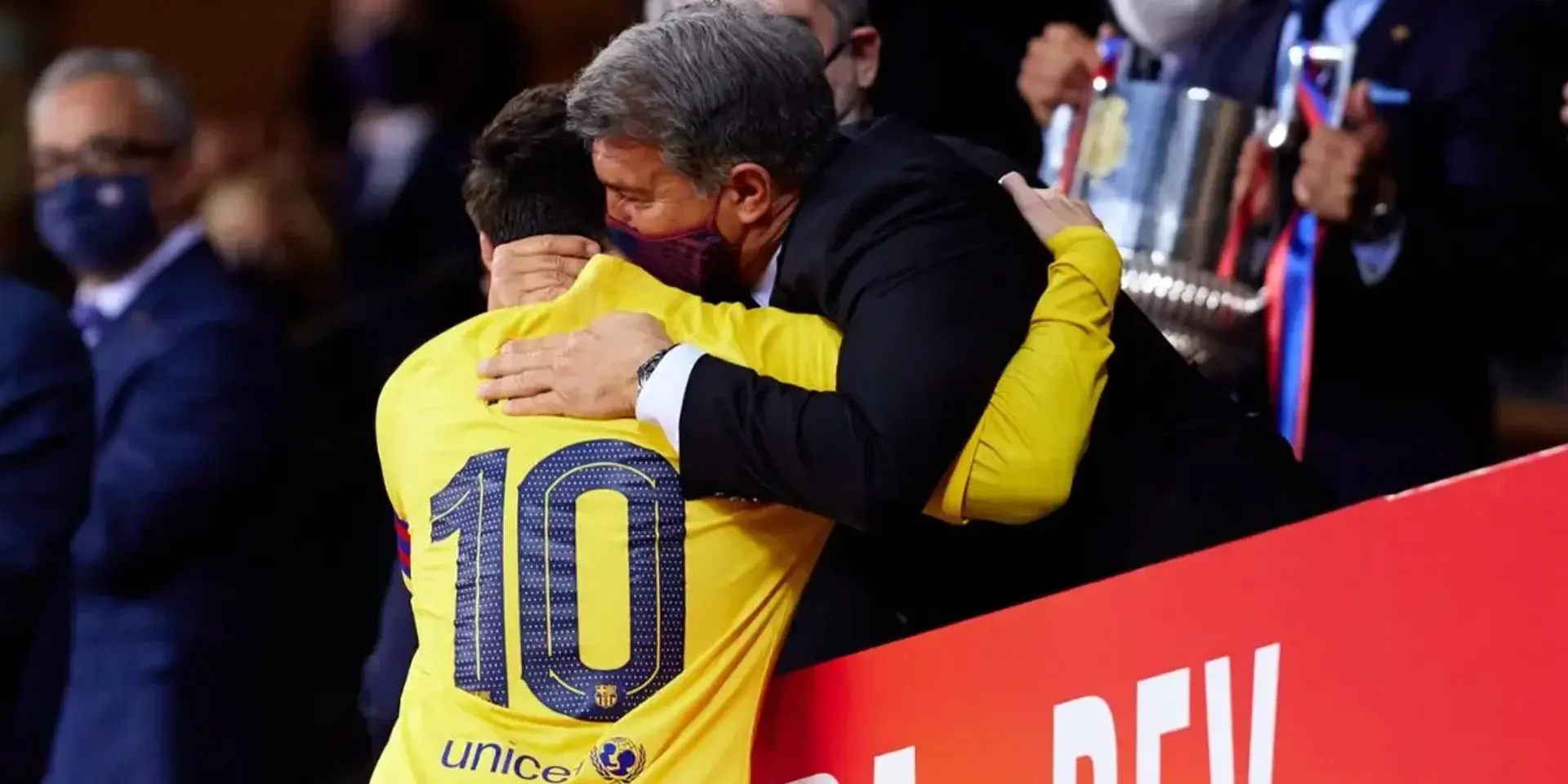 لابورتا يدعو ميسي لإقامة مباراة تكريمية له في كامب نو