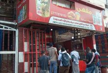 إغلاق مقهى شهير في المعلا… والسلطة المحلية تبرر القرار ومواطنون يرون أنه كان المتنفس الشعبي الأبرز