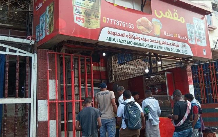 إغلاق مقهى شهير في المعلا… والسلطة المحلية تبرر القرار ومواطنون يرون أنه كان المتنفس الشعبي الأبرز