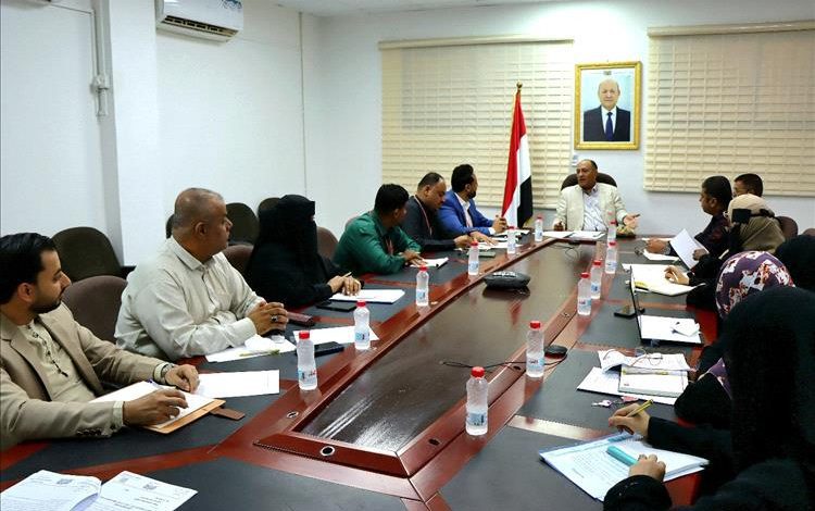 اجتماع برئاسة نائب وزير الصناعة يناقش تشجيع الاستثمار في صناعة الأدوية وتوطين الصناعة الدوائية