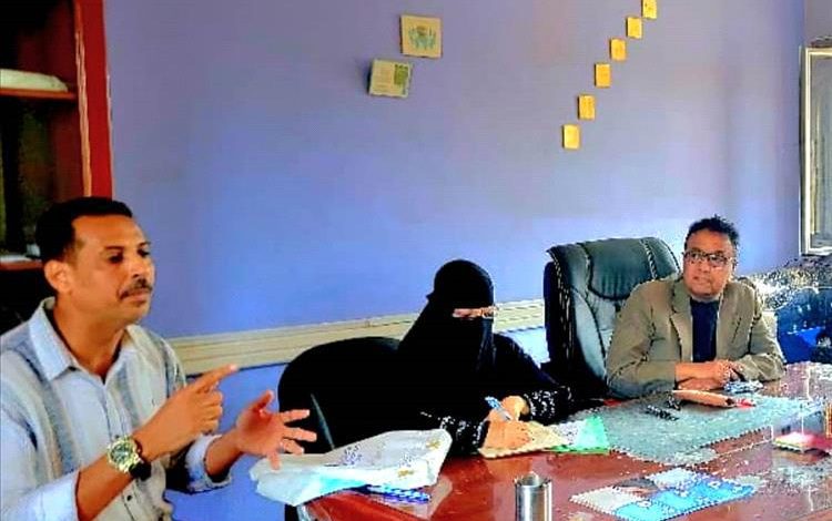 الدكتور عصام مقبلي يبحث مع بنك التضامن آليات تمكين متدربات محو الأمية عبر مشاريع خياطة ومهارات حياتية