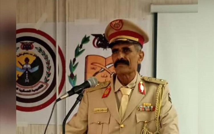 العلم يلتقي بالخبرة في الميدان .. العقيد سالم البرهمي يضيف وسام الماجستير لمسيرته العسكرية