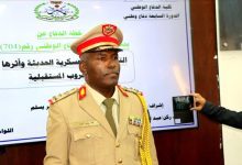 العميد الركن خالد ناصر يسلم ينال "درجة الزمالة" من كلية الدفاع الوطني