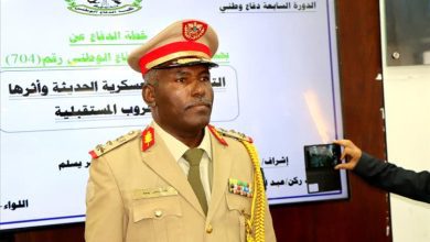 العميد الركن خالد ناصر يسلم ينال "درجة الزمالة" من كلية الدفاع الوطني