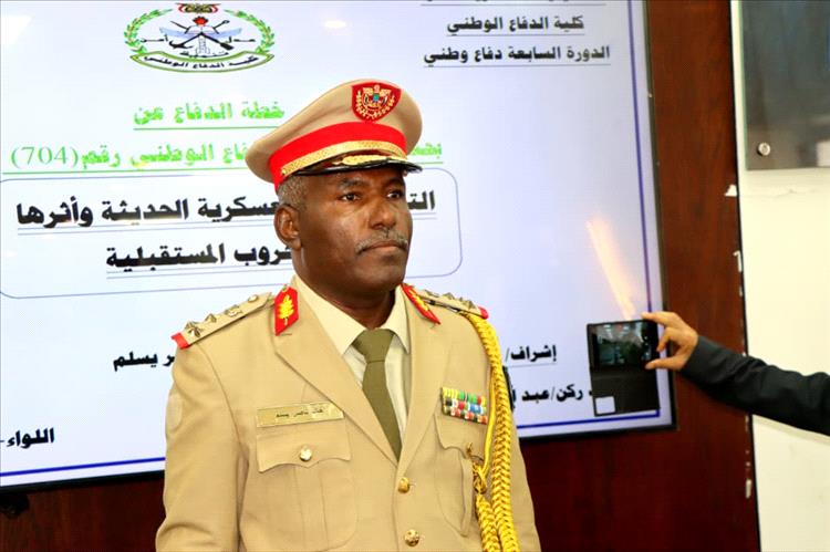 العميد الركن خالد ناصر يسلم ينال "درجة الزمالة" من كلية الدفاع الوطني