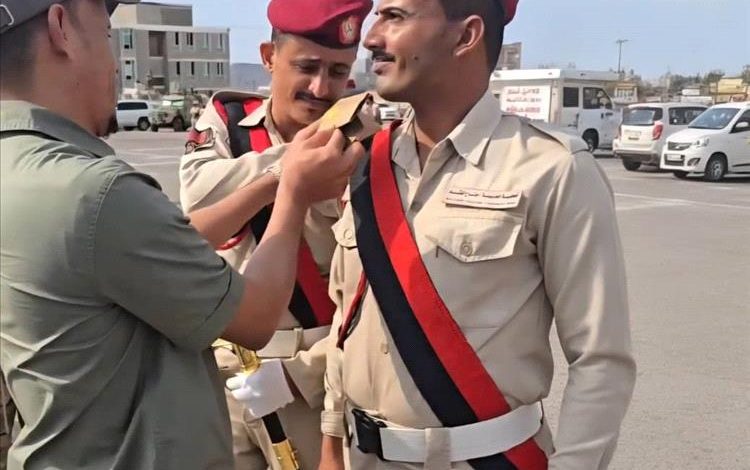 العميد نصر المشوشي يكرّم الضبّاط مراد الحجيلي ومختار يسلم لتخرّجهما من الكلية الحربية بدرجة ممتاز