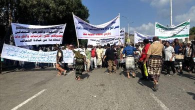 المئات من من أسر الشهداء والجرحى يعتصمون في عدن للمطالبة بحقوقهم المُهملة منذ سنوات