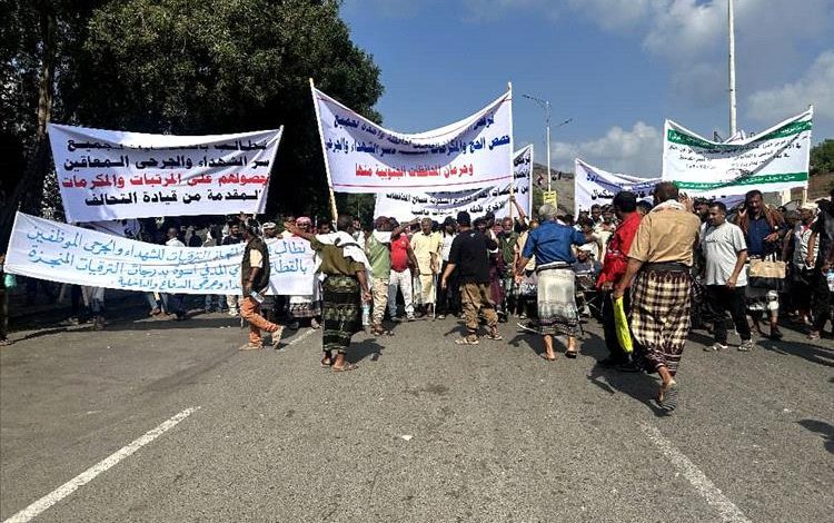 المئات من من أسر الشهداء والجرحى يعتصمون في عدن للمطالبة بحقوقهم المُهملة منذ سنوات