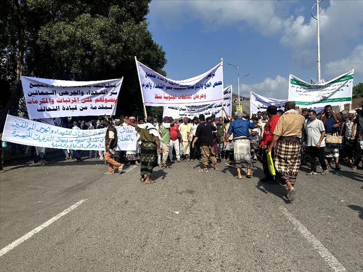 المئات من من أسر الشهداء والجرحى يعتصمون في عدن للمطالبة بحقوقهم المُهملة منذ سنوات