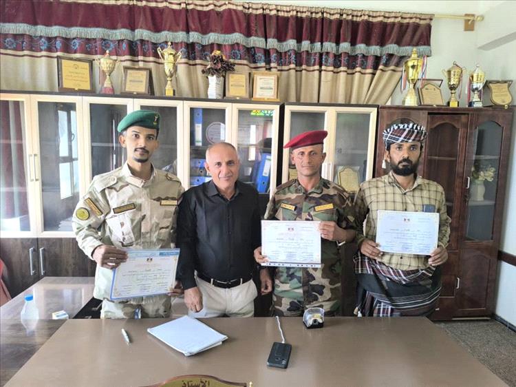 الملازم اياد بجاش يجتاز دورة السرايا بنجاح ويتفوق بين 300 دارس