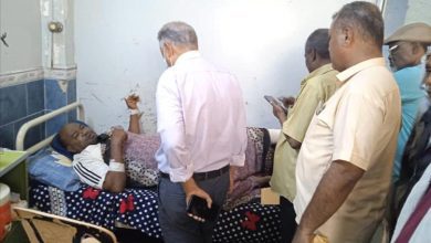 المهندس قائد راشد يزور العامل فضل في مستشفى الجمهورية