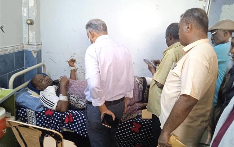 المهندس قائد راشد يزور العامل فضل في مستشفى الجمهورية