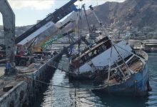 انتشال أضخم السفن الغارقة في ميناء الإصطياد بعدن تمهيدا لخطوات إعادة تشغيل الميناء