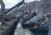 انتشال أكبر سفينة غارقة في حوض ميناء الإصطياد السمكي بعدن