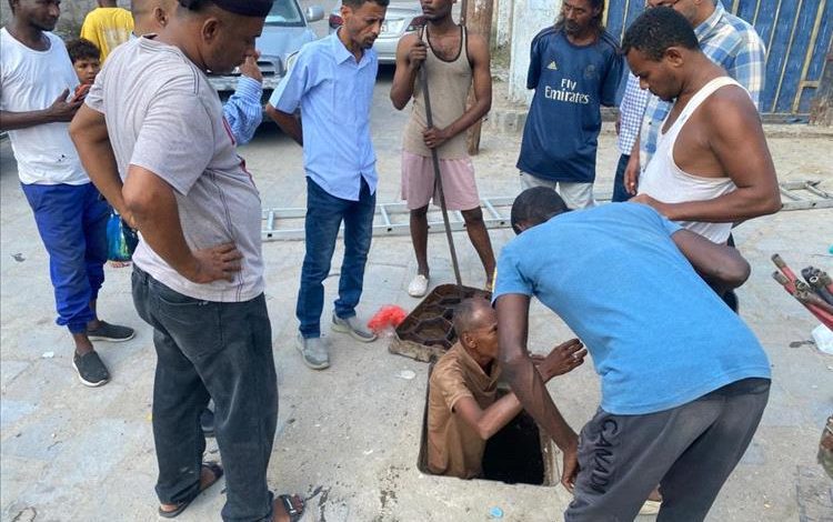 بدء العمل على تصفية مناهل وشبكة الصرف الصحي في القرية الروسية بخورمكسر