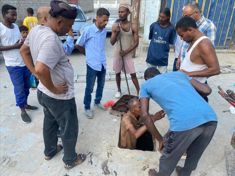 بدء العمل على تصفية مناهل وشبكة الصرف الصحي في القرية الروسية بخورمكسر