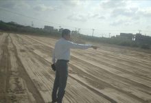 تحسين أرضية ملعب كلية الحقوق بعدن تمهيدًا لاستئناف الأنشطة الطلابية