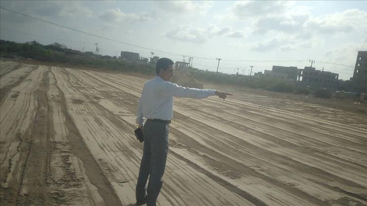 تحسين أرضية ملعب كلية الحقوق بعدن تمهيدًا لاستئناف الأنشطة الطلابية