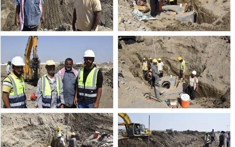 تواصل مشروع حفر وتركيب أنابيب مجاري الصرف الصحي  الممتد من جولة المجاري إلى جولة الكراع