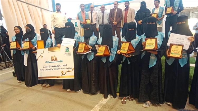 جامعة العلوم والتكنولوجيا المركز الرئيس عدن تكرم أوائل الطلبة في احتفالية بهيجة