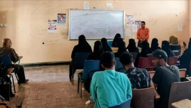 جمعية رعاية وتأهيل الصم ـ عدن تنظم دورة لتعليم لغة الإشارة في كلية الآداب بجامعة عدن