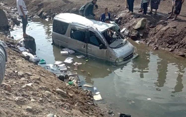 حادث مروري بخط الجسر في عدن وإصابة عدد من الراكبات