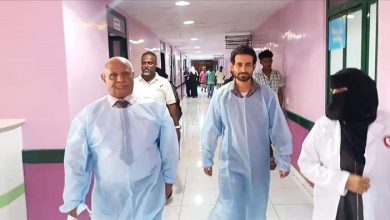 حيدرة يدشن تسليم أجهزة حضانات ودفايات لقسم حديثي الولادة بمستشفى الصداقة بعدن