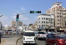 شرطة السير بعدن تدشّن التشغيل التجريبي للإشارات الضوئية في جولة القاهرة